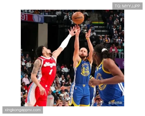 特雷·杨连续三分拉开差距，助力球队提升关键时刻得分效率