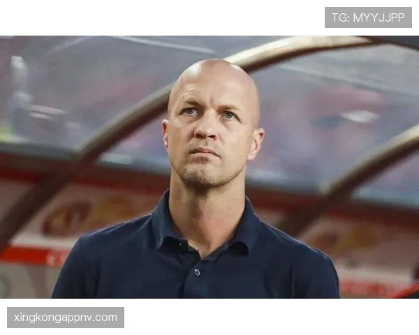 克鲁伊夫增加边路传中频率压制对手后防，本赛季竞赛角色显著转变